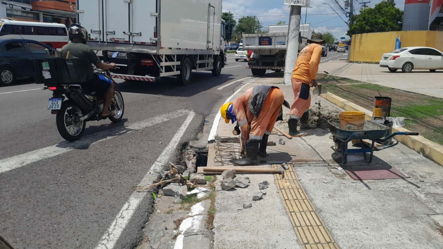 Prefeitura de Manaus recupera drenagem superficial e garante mais segurança na avenida Torquato Tapajós