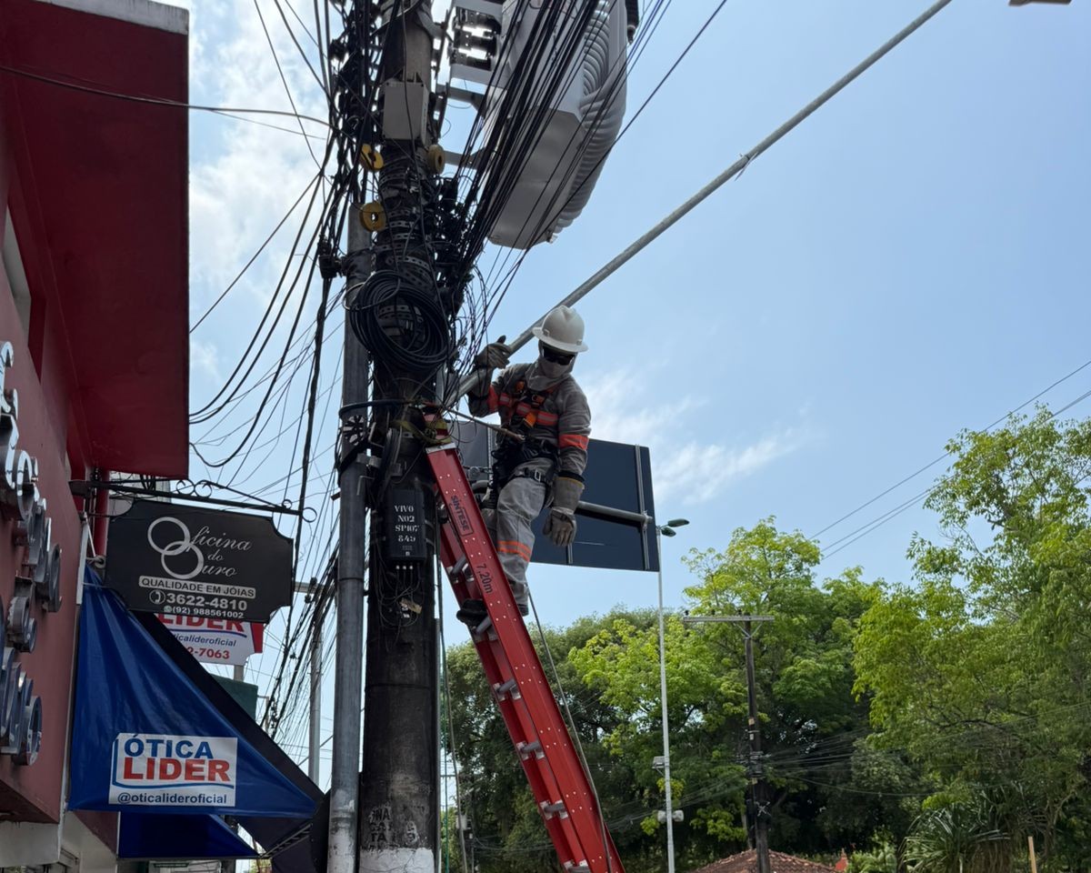 Prefeitura intensifica retirada de fios e cabos e passa de 5,2 toneladas de material removido de postes do Centro