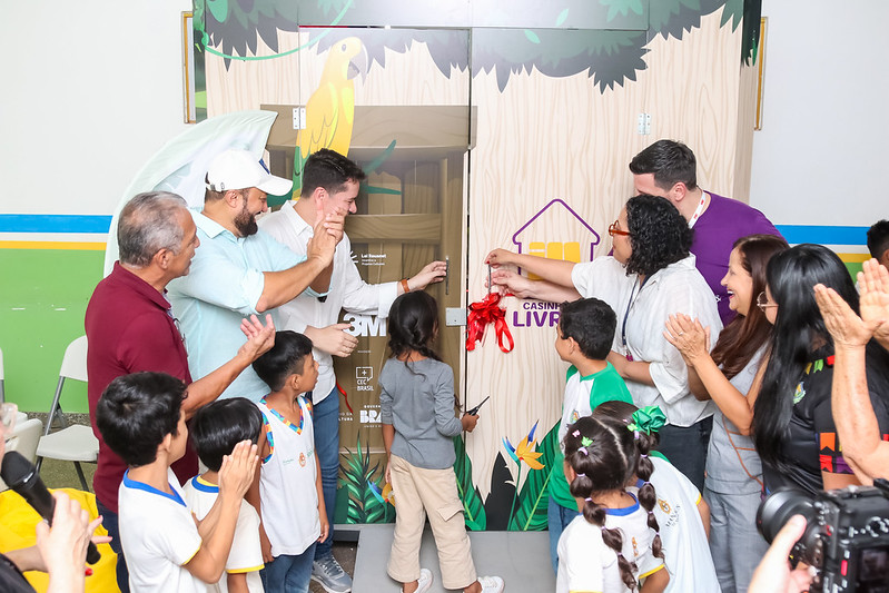 Escola da Prefeitura de Manaus da zona rural recebe projeto ‘Casinha de Livros’