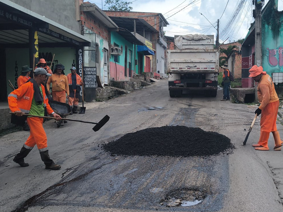 Prefeitura de Manaus realiza força-tarefa para recuperar vias do Colônia Terra Nova
