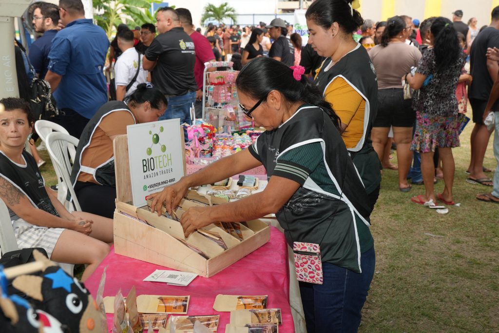 Feira de Economia Criativa movimenta comunidade durante a 23ª edição do Programa Governo Presente na zona leste