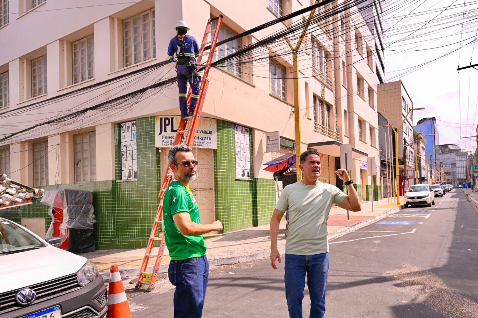 Prefeito David Almeida fiscaliza ação de despoluição visual na Quintino Bocaiúva e reforça que operação já soma mais de 6,5 toneladas de fios e cabos removidos