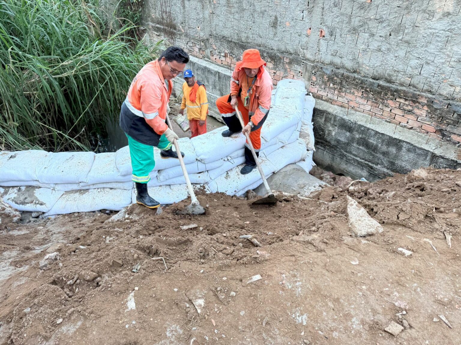 Equipes da Prefeitura de Manaus atuam na contenção de rip-rap no bairro Monte das Oliveiras