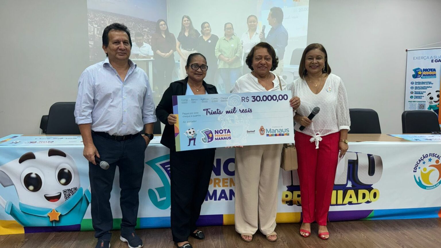 Prefeitura realiza mais uma entrega de cheques simbólicos aos contemplados da campanha Nota Premiada