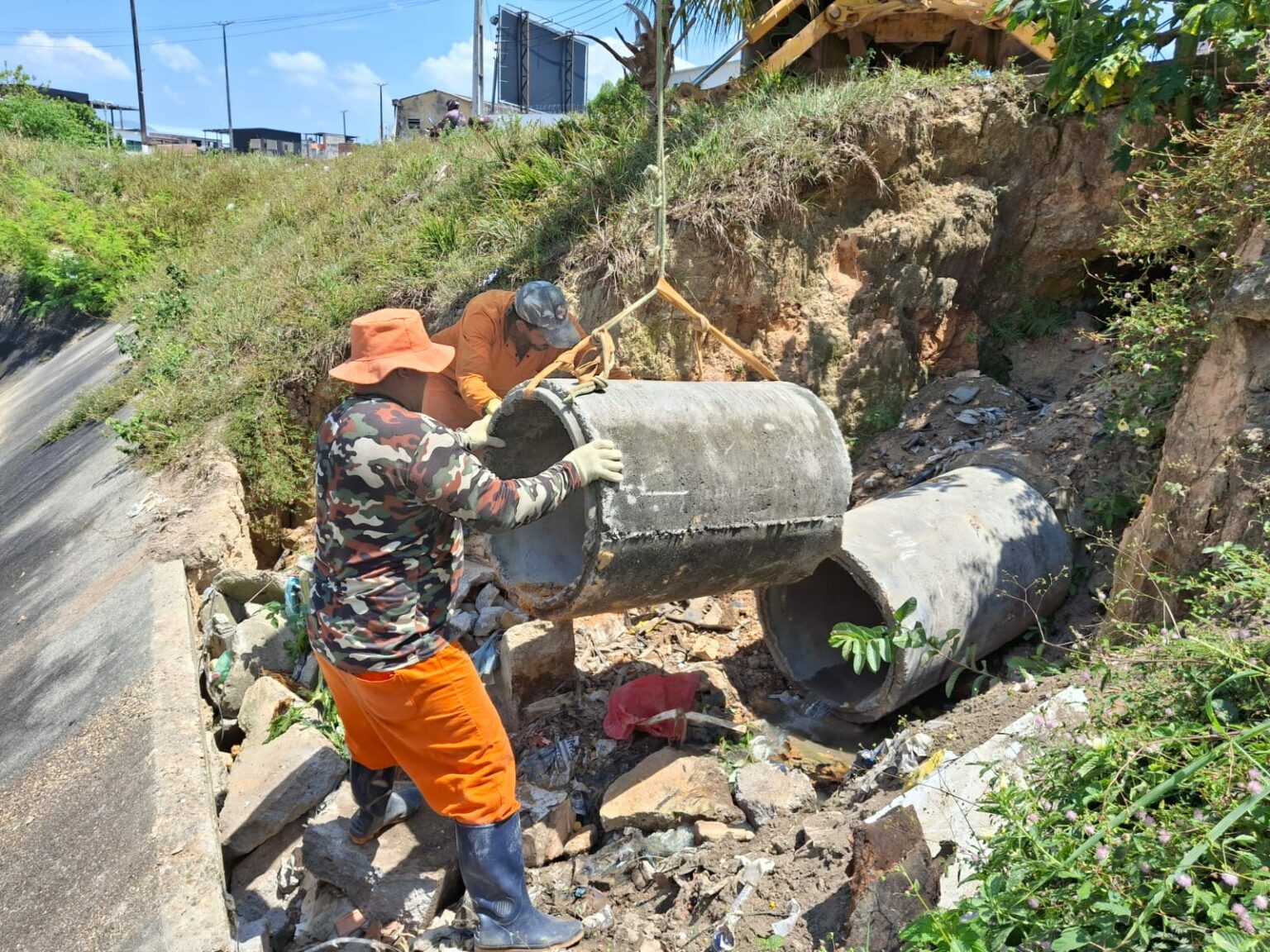 Prefeitura de Manaus implanta novos tubos para reestruturar rede de drenagem comprometida no bairro Alvorada 