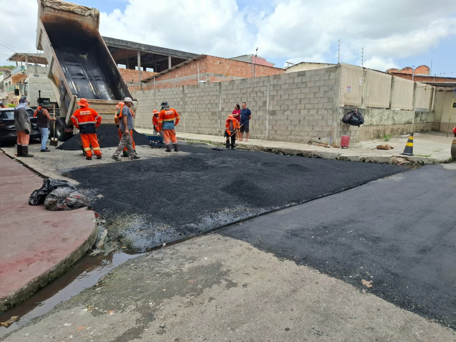 Prefeitura de Manaus realiza manutenção asfáltica no bairro São José Operário