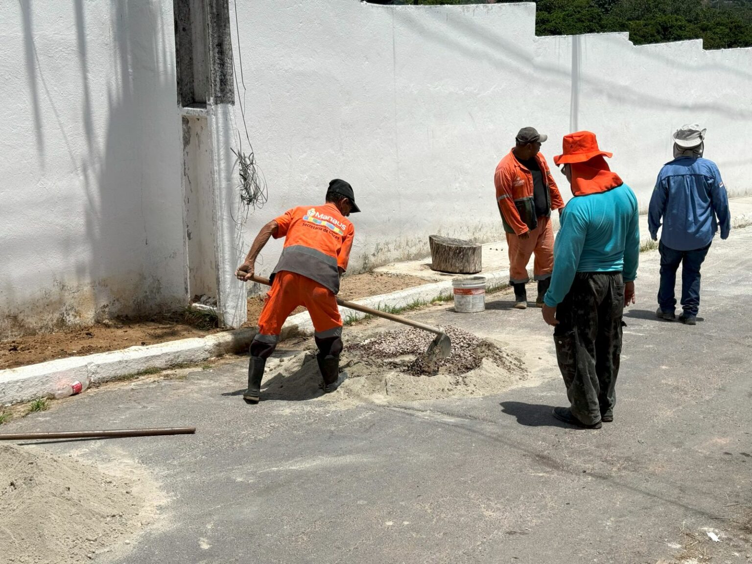 Prefeitura de Manaus reconstrói calçada no bairro Colônia Antônio Aleixo e garante mais segurança e acessibilidade aos pedestres