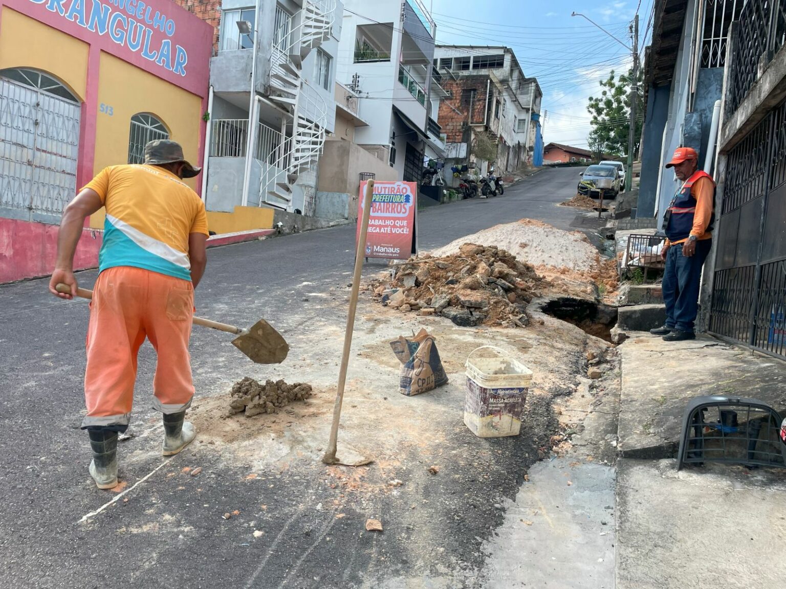 Prefeitura de Manaus recupera sistema de drenagem na rua São Cristóvão, na zona Oeste