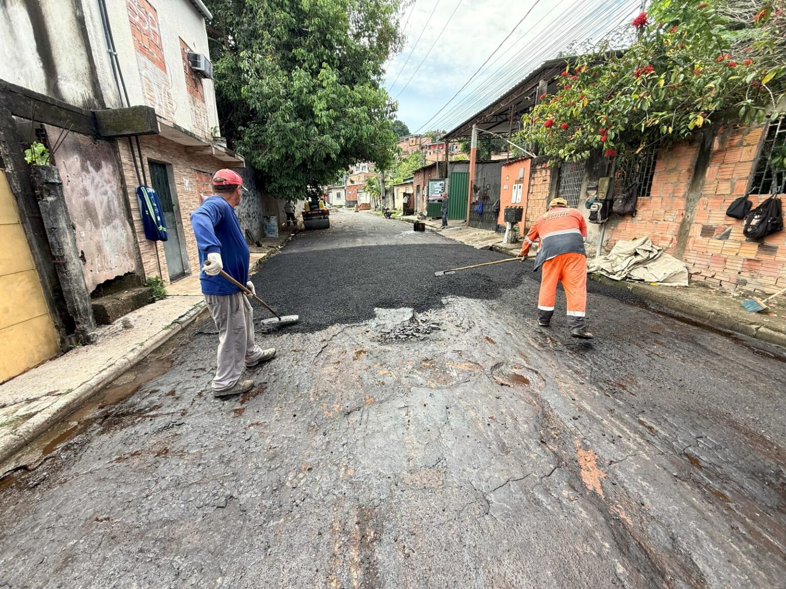 Recuperação asfáltica da Prefeitura de Manaus contempla comunidade Val Paraíso