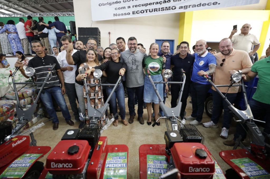 Governo do Amazonas entrega implementos agrícolas e certificados digitais em Presidente Figueiredo
