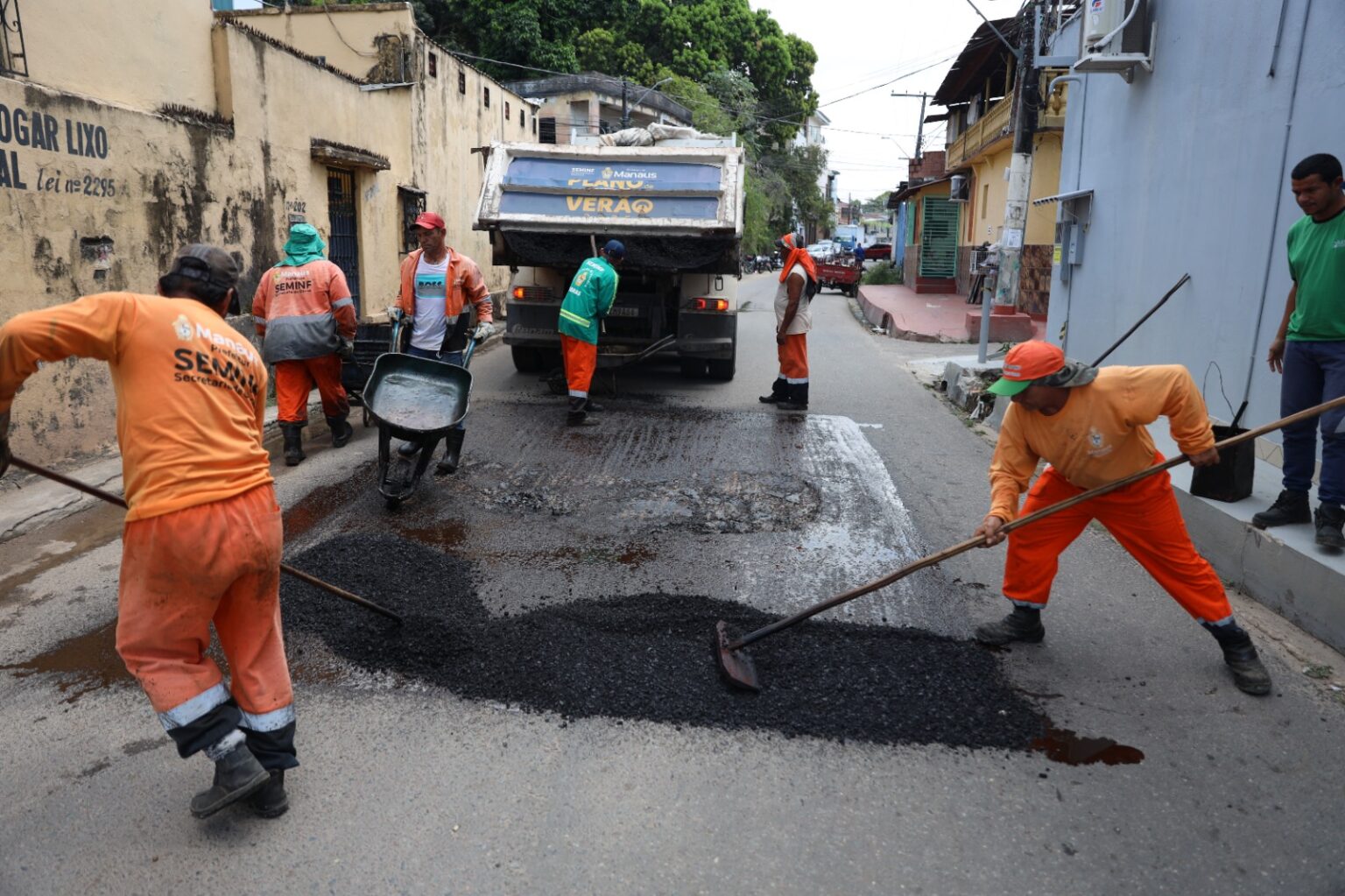 Prefeitura de Manaus reforça mobilidade urbana com obras de recuperação asfáltica no bairro Raiz