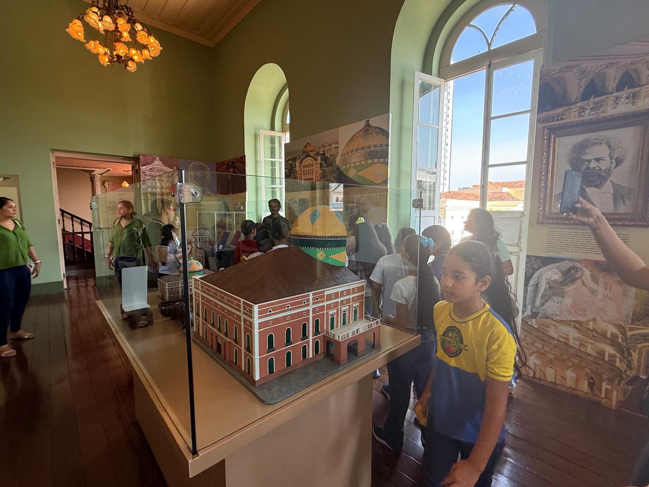 Estudantes da Prefeitura de Manaus participam de visita técnica ao Teatro Amazonas