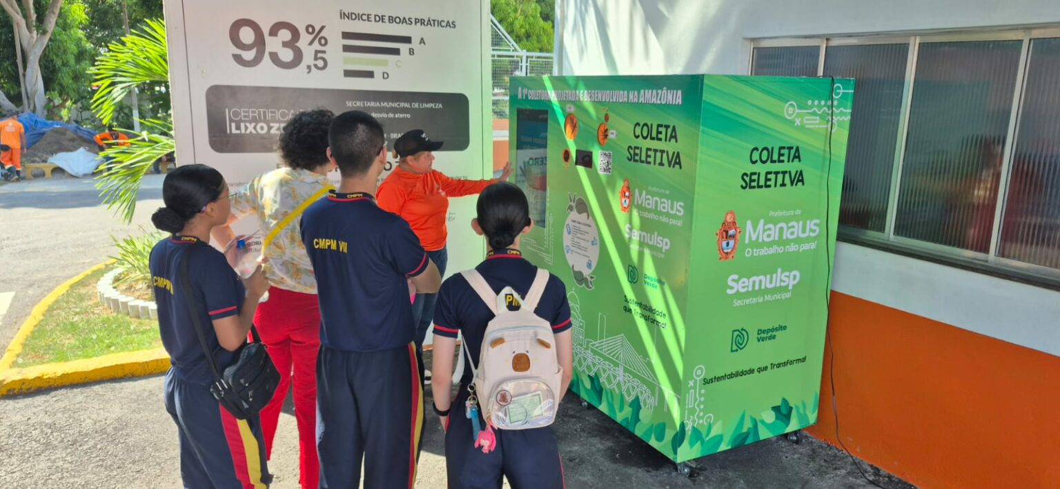 Prefeitura de Manaus recebe jovens cientistas do Colégio Militar da Polícia Militar durante visita à sede da Semulsp