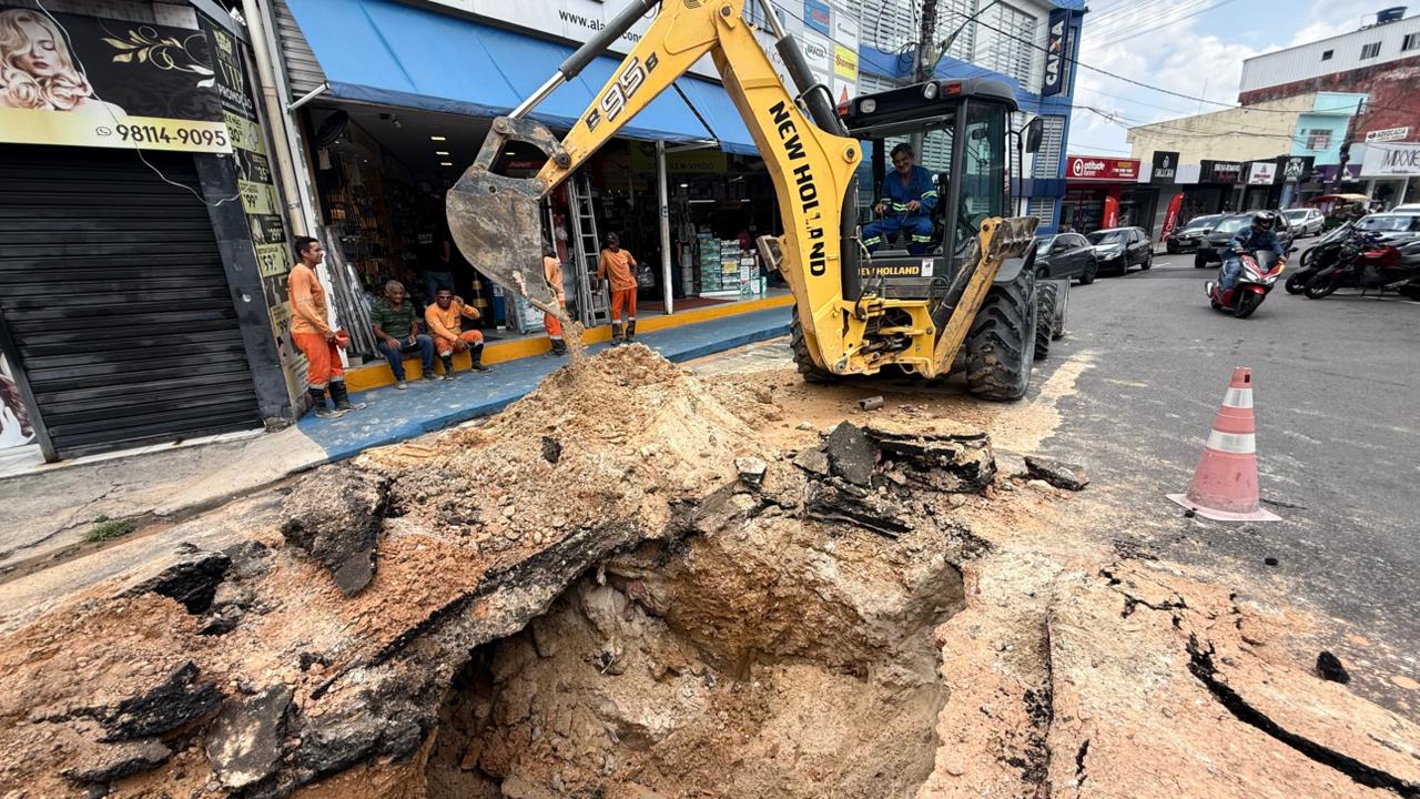 Prefeitura de Manaus recupera rede de drenagem profunda em rua do Comércio, no Parque 10