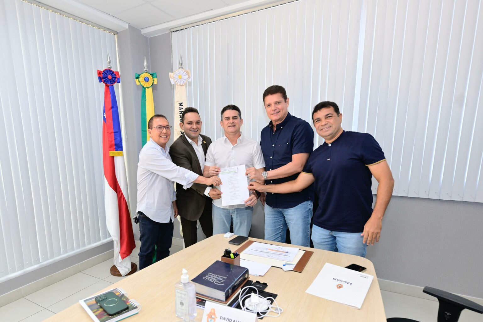 Prefeito David Almeida assina decreto que amplia autorizações de táxis em Manaus e beneficia mais de 6 mil motoristas auxiliares