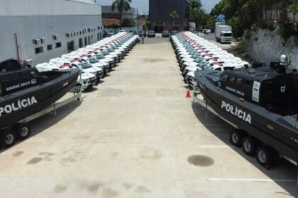 Durante entrega de viaturas e lanchas blindadas, governador Wilson Lima destaca apreensão recorde de drogas