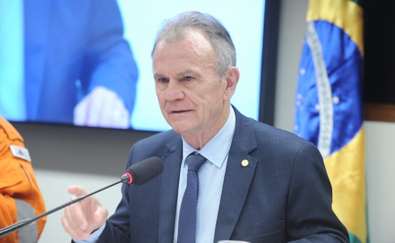 Comissão aprova projeto que autoriza consumidor a instalar equipamento que elimina ar de tubulação de água