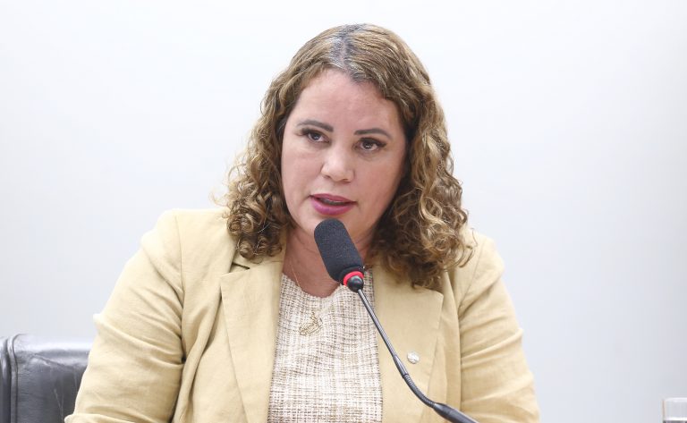 Comissão aprova direito a licença de três dias para estudantes com endometriose ou adenomiose