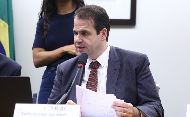 Comissão aprova direito do consumidor de examinar o produto no ato da compra