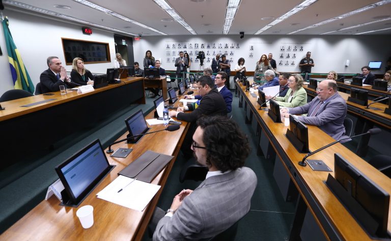Conselho de Ética avalia casos de Eduardo Bolsonaro e Gilvan da Federal