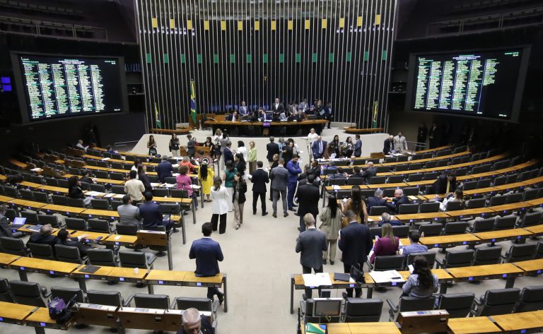 Plenário reúne-se nesta manhã para votar acordos internacionais
