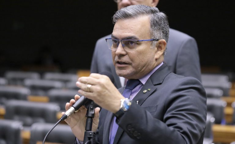 Comissão aprova protocolo para tratamento de vício em tecnologia pelo SUS