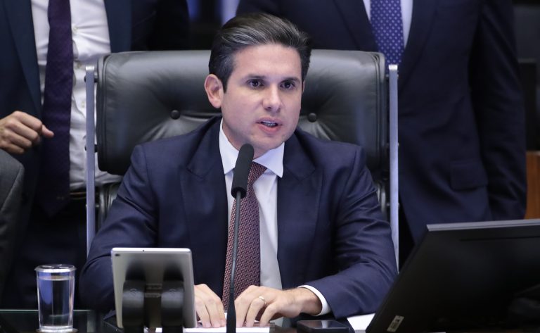 Motta nega indicação de Eduardo Bolsonaro como líder da Minoria