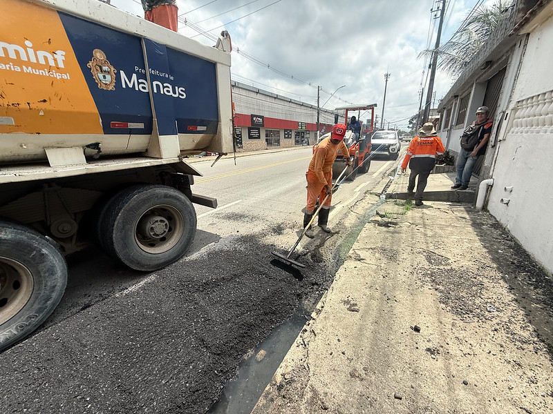 Prefeitura de Manaus atua em recuperação  asfáltica da avenida Dublim e melhora mobilidade no bairro Planalto