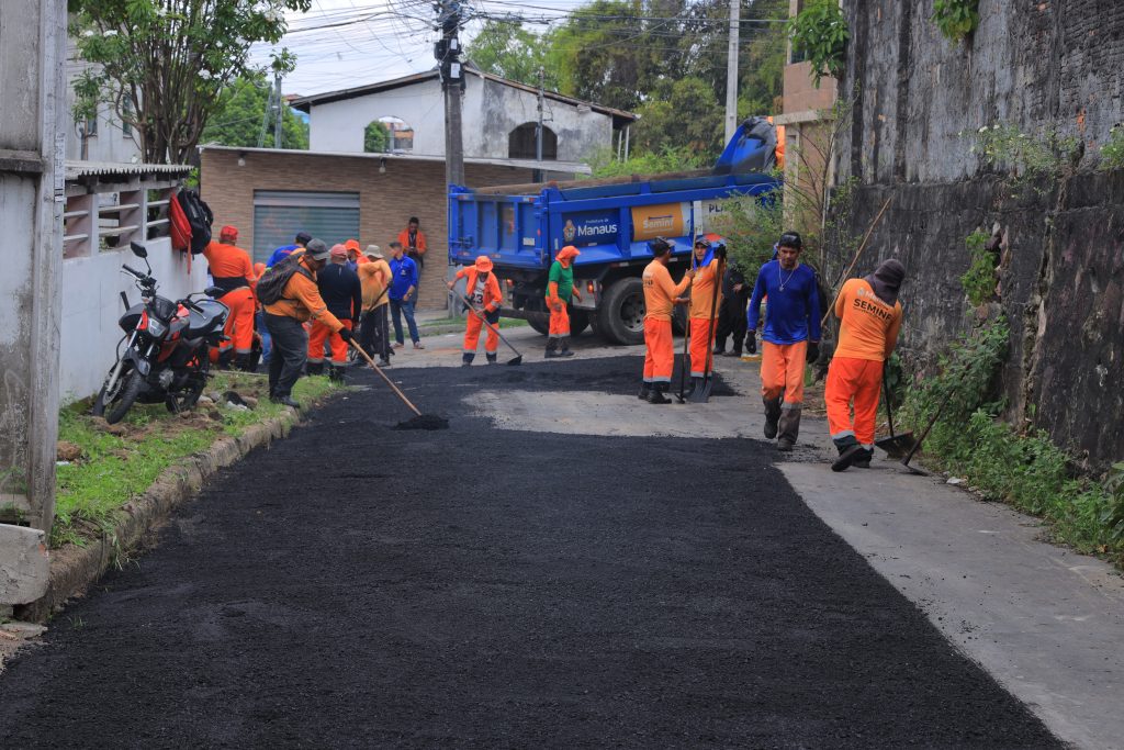 Becos do bairro Cachoeirinha recebem ações da Prefeitura de Manaus para melhoria na infraestrutura