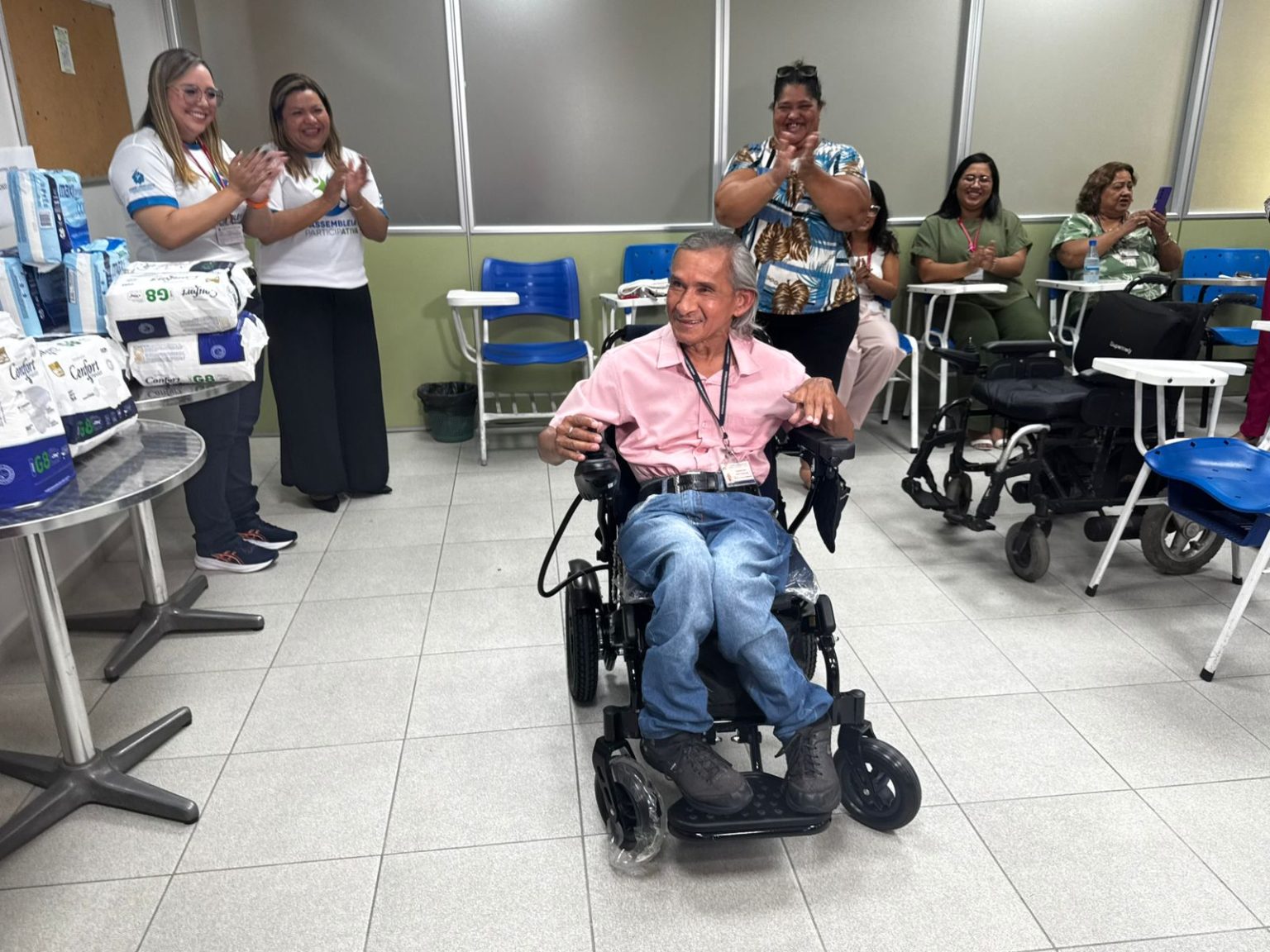 Assembleia Participativa atende servidores com doação de cadeira de rodas, fraldas geriátricas e medicamentos