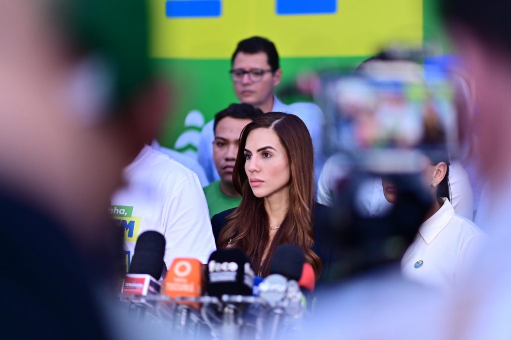 Débora Menezes homenageia repórteres policiais e destaca a importância da imprensa na prevenção de violências