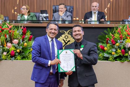Delegado Péricles homenageia professor Marcicley Oliveira do Nascimento com Medalha do Mérito Educacional