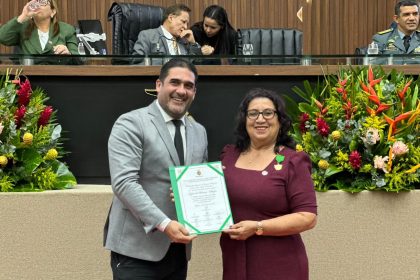 Deputado Cristiano D’Angelo homenageia educadora de Manacapuru com a Medalha do Mérito Educacional Professora Ignês de Vasconcellos Dias