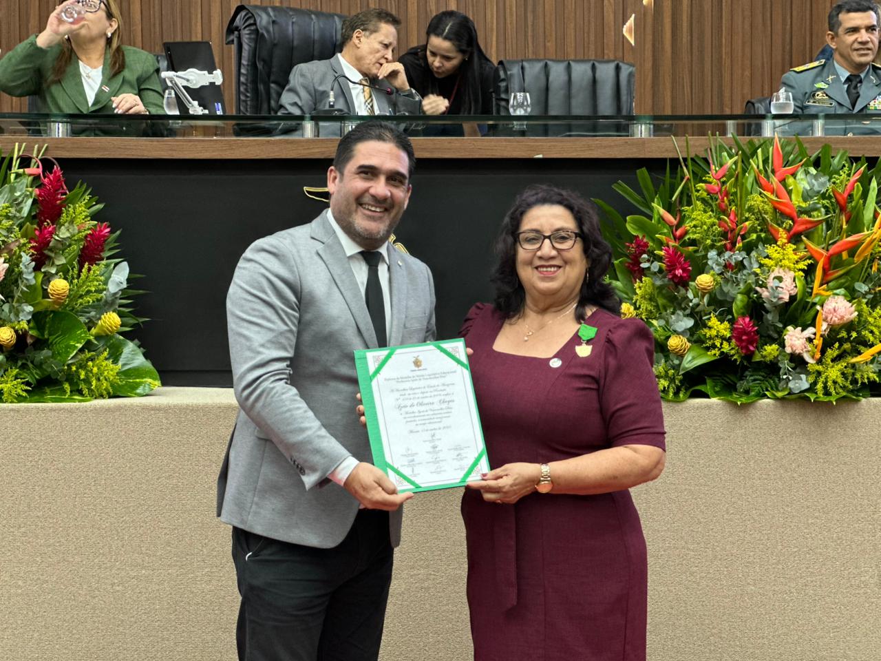 Deputado Cristiano D’Angelo homenageia educadora de Manacapuru com a Medalha do Mérito Educacional Professora Ignês de Vasconcellos Dias