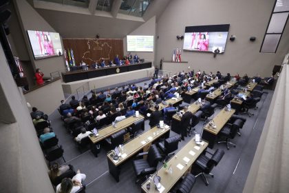 Deputados destacam projetos do Governo Federal voltados à redução da tarifa de energia, habitação e proteção da mulher