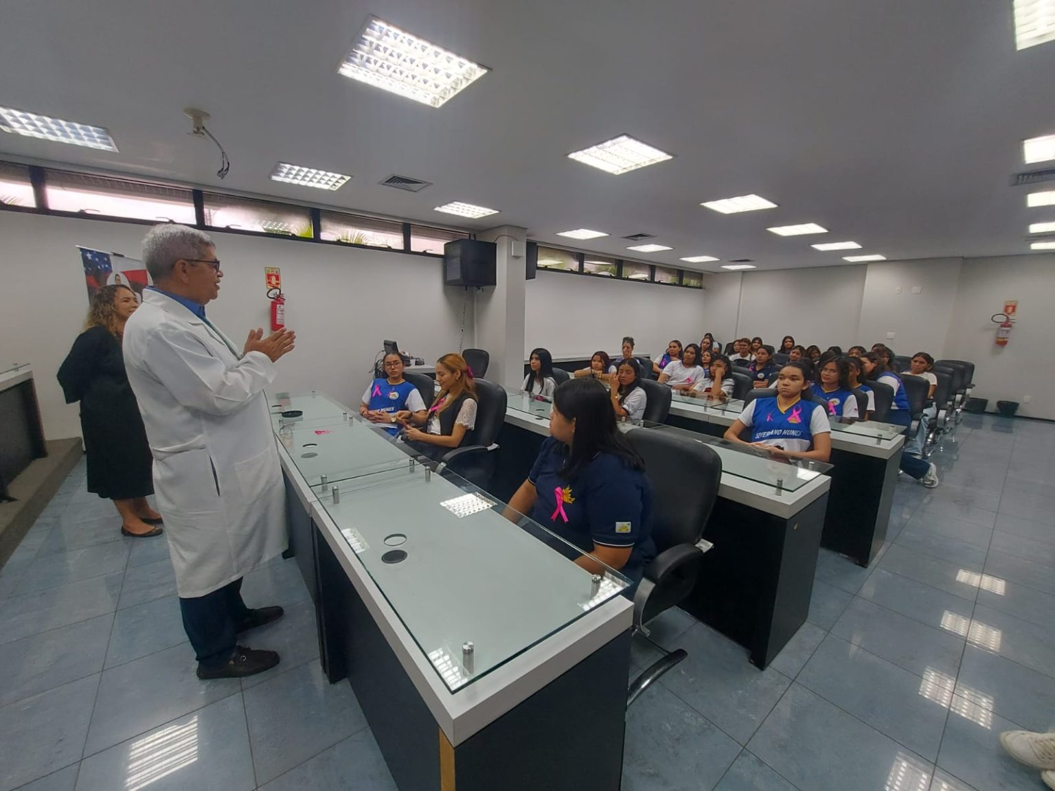Frente Parlamentar da Aleam promove palestras sobre saúde feminina com participação de estudantes