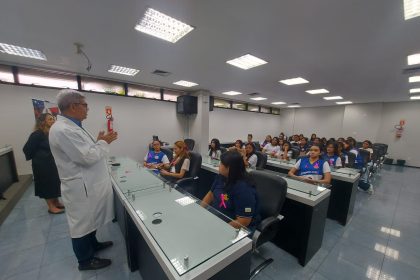 Frente Parlamentar da Aleam promove palestras sobre saúde feminina com participação de estudantes