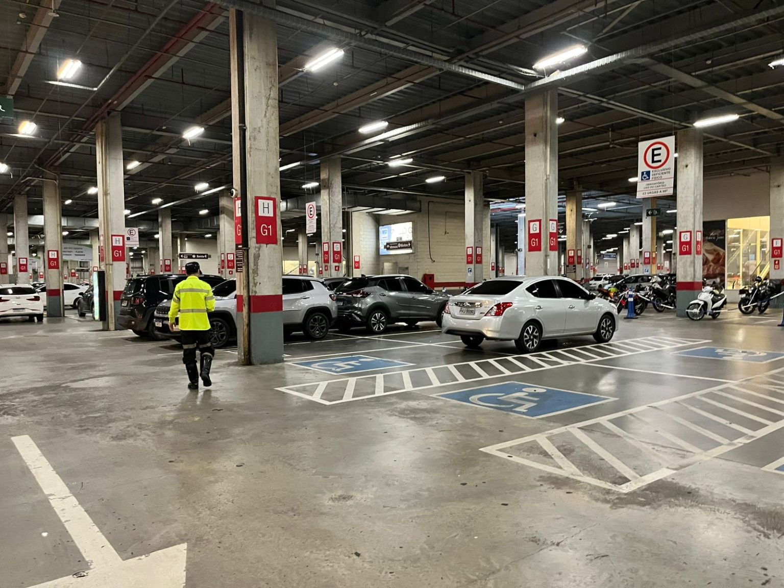Prefeitura de Manaus reforça fiscalização e orienta motoristas sobre uso obrigatório das credenciais em vagas especiais