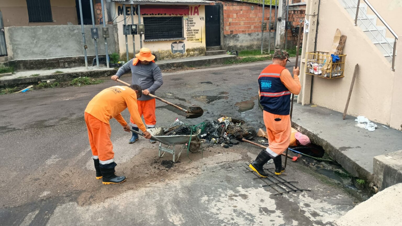 Prefeitura de Manaus realiza desobstrução de bueiros no bairro Redenção para evitar alagamentos 