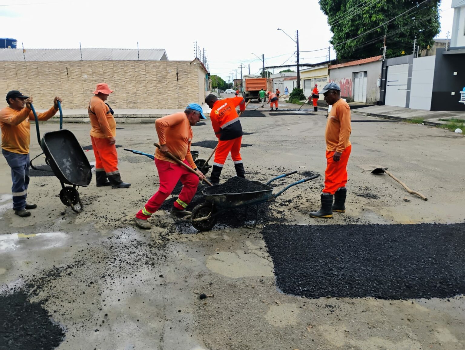 Prefeitura de Manaus realiza recuperação asfáltica no bairro Redenção