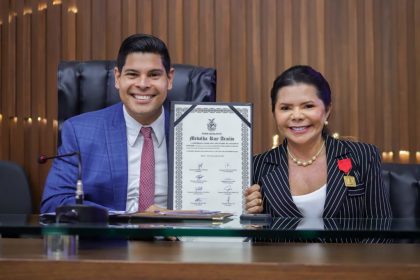 Deputado Mário César Filho entrega Medalha Ruy Araújo à prefeita de Nhamundá, Marina Pandolfo