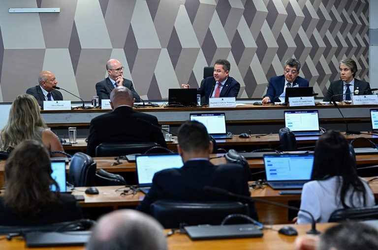 Debatedores ressaltam que Plano Brasil Soberano ajuda o país a abrir novos mercados Debatedores ressaltam que Plano Brasil Soberano ajuda o país a abrir novos mercados