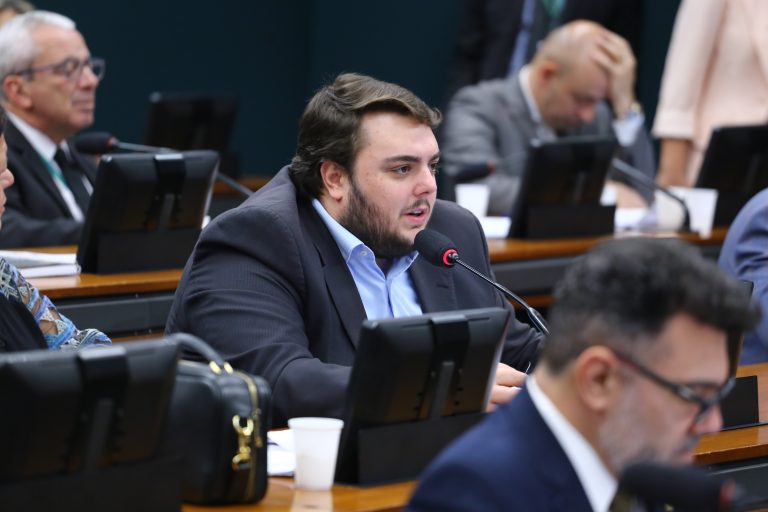 Comissão aprova destruição de documentos originais particulares convertidos em formato eletrônico