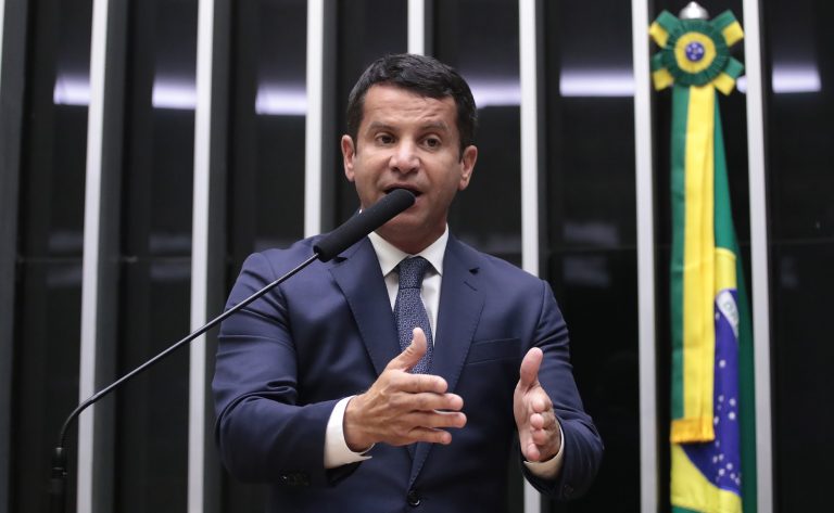 Câmara aprova projeto que regulamenta verificação da idade mínima exigida dos candidatos Câmara aprova projeto que regulamenta verificação da idade mínima exigida dos candidatos