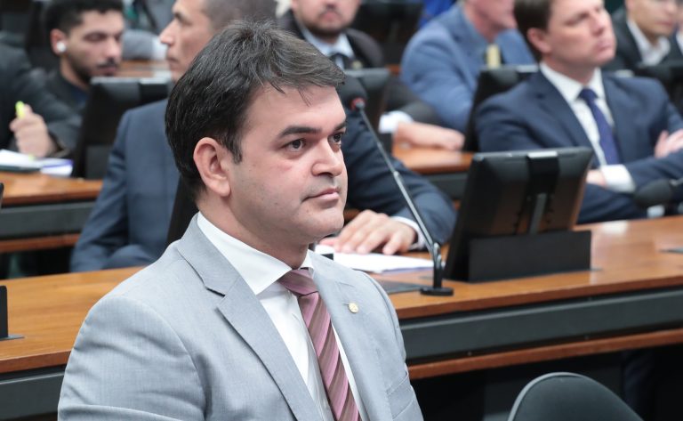 Comissão aprova permissão para agente de saúde usar carteira profissional como identidade Comissão aprova permissão para agente de saúde usar carteira profissional como identidade