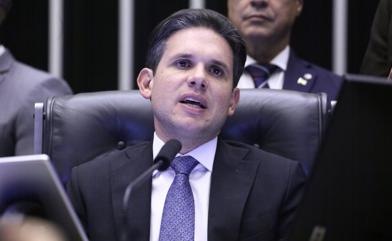 “Câmara não permitirá abusos contra consumidores”, diz Motta ao elogiar gratuidade no despacho de bagagem “Câmara não permitirá abusos contra consumidores”, diz Motta ao elogiar gratuidade no despacho de bagagem