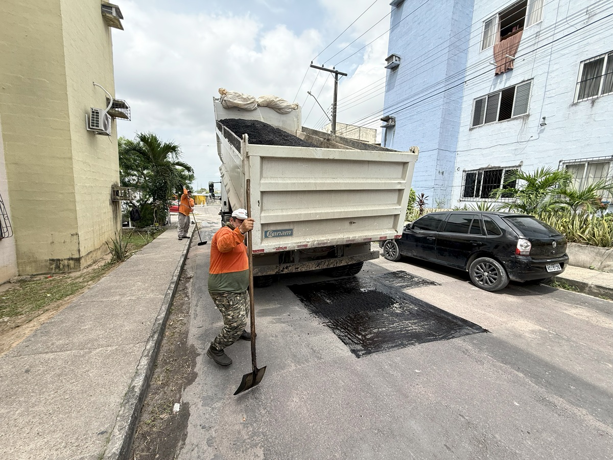 Prefeitura de Manaus leva infraestrutura para o conjunto Viver Melhor III e melhora via com asfalto novo