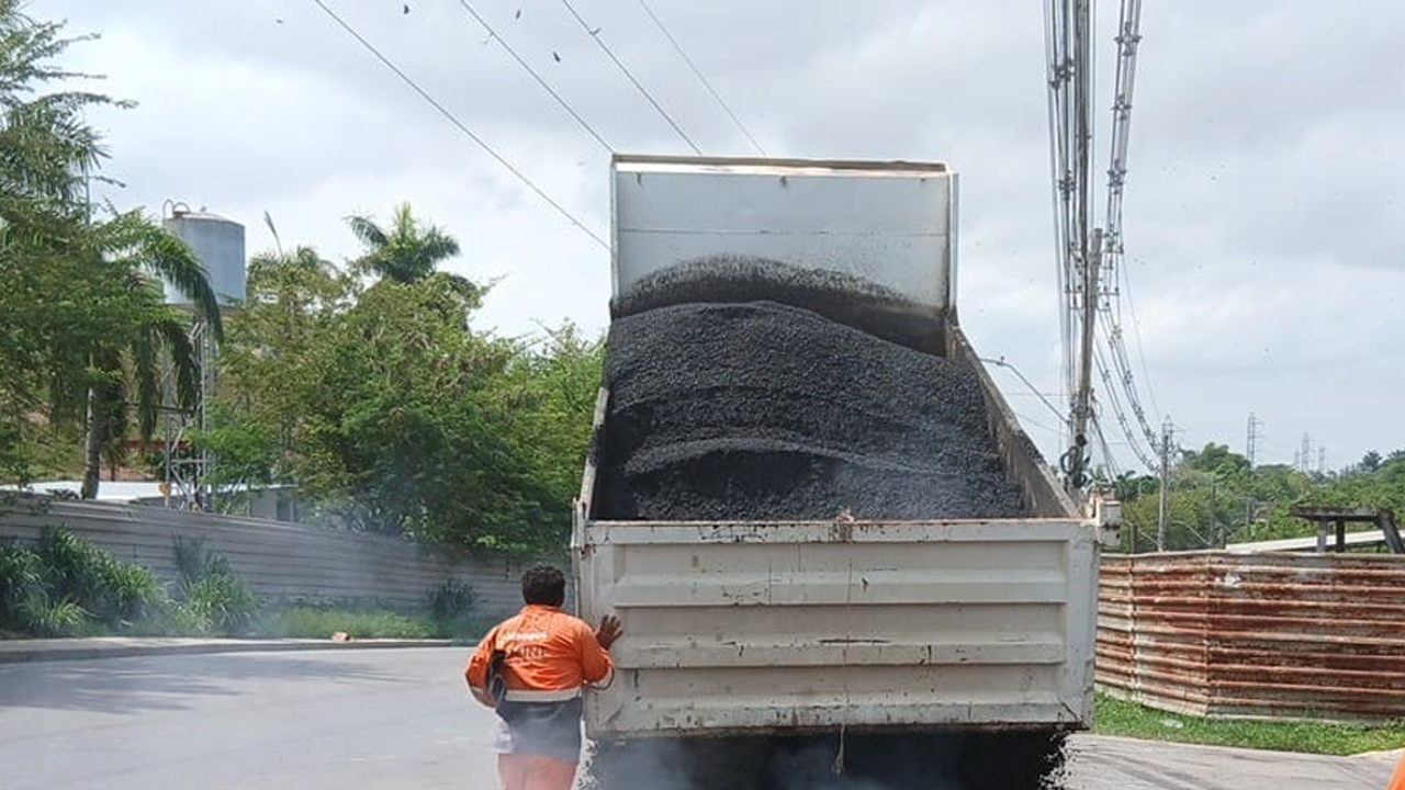 Prefeitura de Manaus reforça manutenção asfáltica no bairro Lago Azul