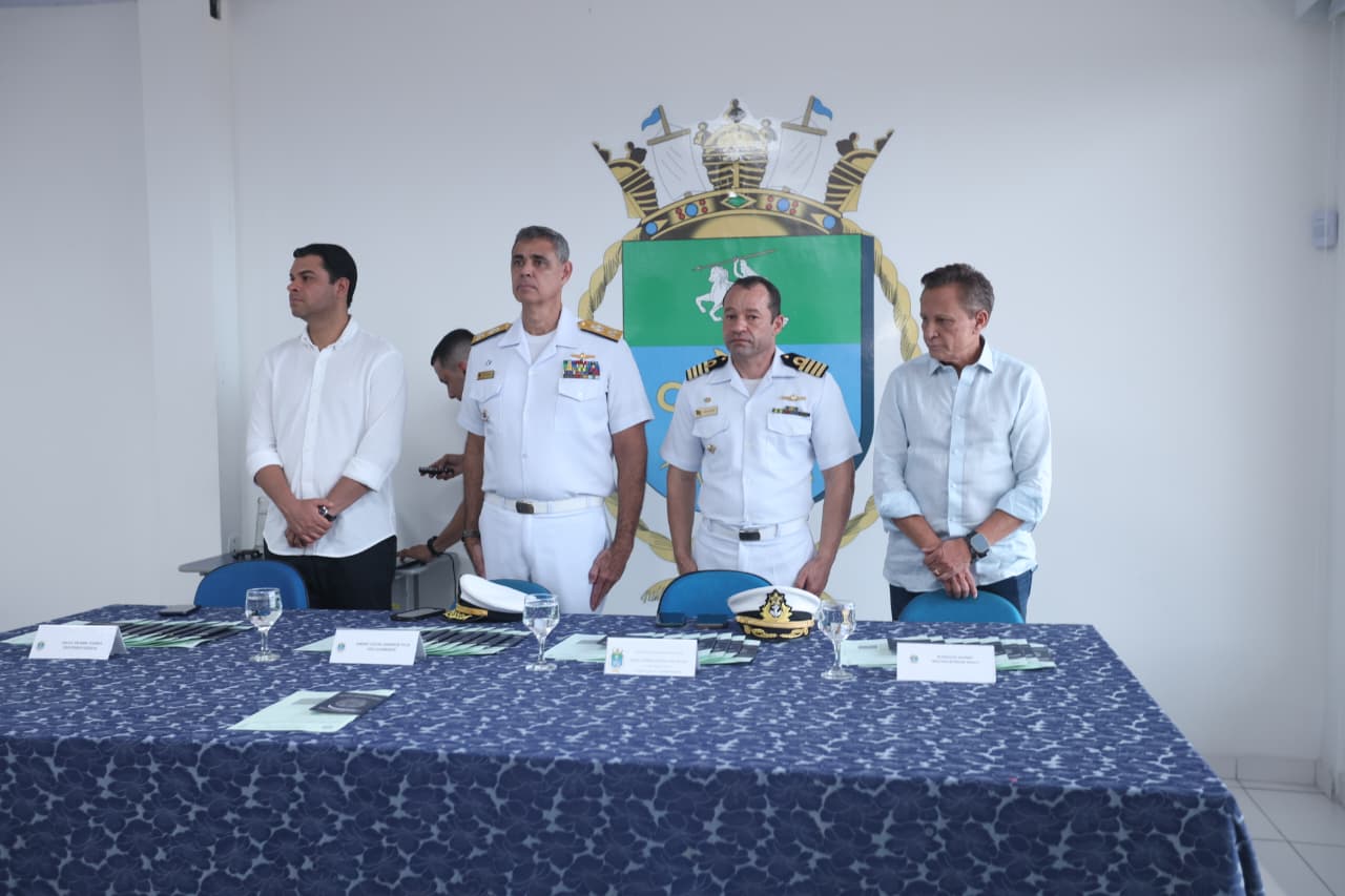 Adjuto Afonso recebe Medalha Mérito Tamandaré e participa da formação da primeira turma de Capitães Fluviais no Amazonas