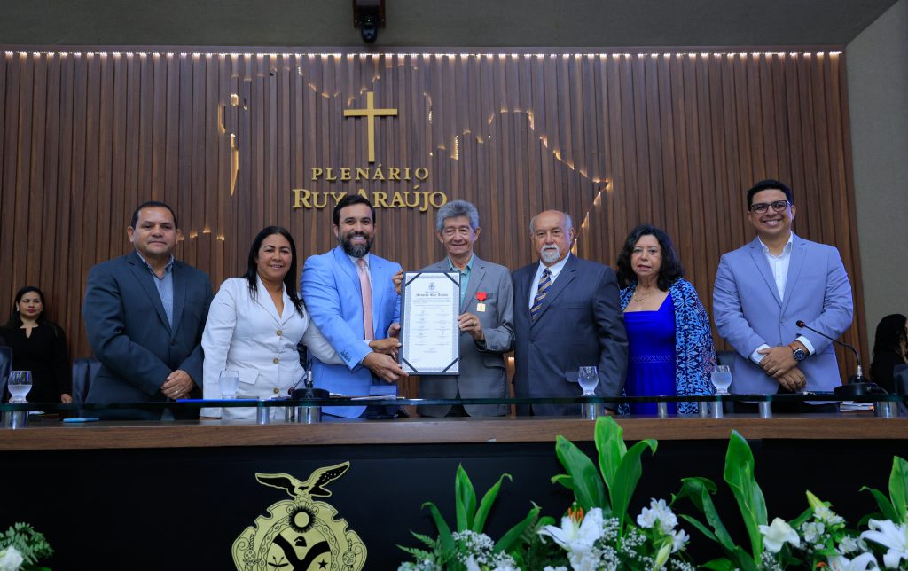 Dr. George Lins homenageia prefeitos de Novo Aripuanã e Tefé com a Medalha Ruy Araújo
